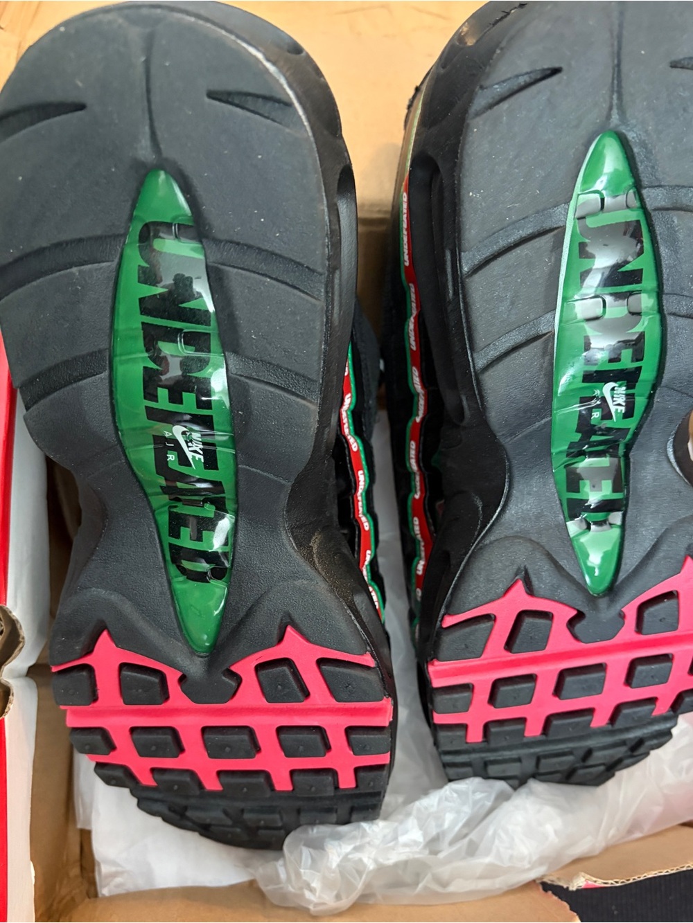 Size - 9.5 Nike Air Max 95 /Undefeated collab Black/Red/Green Trainers - Picture 6 of 6